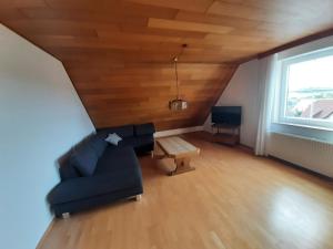 Ferienwohnung Dorfengel في Berolzheim: غرفة معيشة مع أريكة وطاولة
