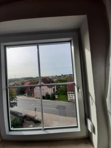 - une fenêtre avec vue sur la rue dans l'établissement Ferienwohnung Dorfengel, à Berolzheim