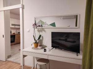 un salon avec une télévision sur une table blanche dans l'établissement Apartment Stipčić-Mrežnički Brig, à Duga Resa