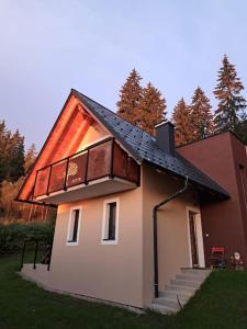 een klein huis met een balkon erboven bij Siedls Enzian in Hirschegg Rein