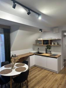 Kuchyňa alebo kuchynka v ubytovaní Apartament Koko Białka Tatrzańska