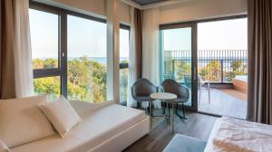 Кровать или кровати в номере Mediterranee Family Hotel & Spa