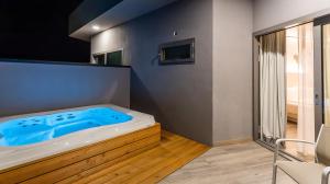 Телевизор и/или развлекательный центр в Mediterranee Family Hotel & Spa