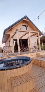 drewniany dom z basenem przed nim w obiekcie Duchałówka 2.0 w mieście Koszarawa
