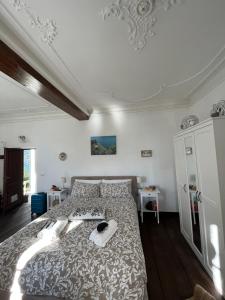מיטה או מיטות בחדר ב-Casa Giulietta Caronti with view of lake Como
