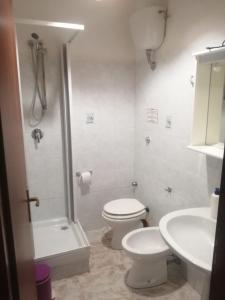 ein Badezimmer mit Toilette, Dusche und Waschbecken in der Unterkunft Casa Siciliana Altarbiah in Trabia + 69 Fotos