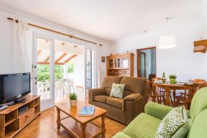 プンタ・プリマにあるVilla SEscaleta by Villa Plusのソファとテレビのあるリビングルーム