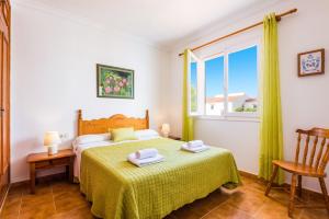 プンタ・プリマにあるVilla SEscaleta by Villa Plusのベッドルーム1室(緑色のベッドカバー付)、窓が備わります。 +15枚の写真