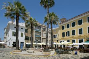 プンタ・プリマにあるVilla SEscaleta by Villa Plusの椰子の木やテーブル、傘が並ぶ街道