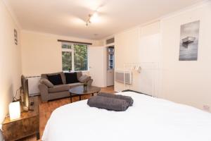 a bedroom with a large bed and a couch at April Disc - Long Stay - Contractors in Bristol