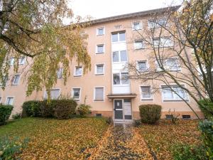 un edificio de apartamentos con un patio delante en Comfort Suite - Family+Business en Gießen