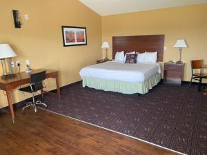 Postel nebo postele na pokoji v ubytování Southern Inns And Suites now offering RV Spaces for rent