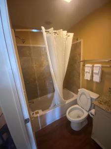 Koupelna v ubytování Southern Inns And Suites now offering RV Spaces for rent