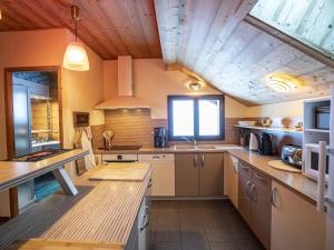 沙泰勒的住宿－Appartement Châtel, 7 pièces, 12 personnes - FR-1-676-3，大型厨房设有木制天花板和木制柜台。