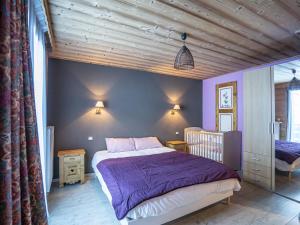 沙泰勒的住宿－Appartement Châtel, 7 pièces, 12 personnes - FR-1-676-3，一间卧室设有紫色的床和木制天花板