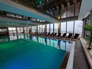 Swimmingpoolen hos eller tæt på Sunset View Ski & Spa apartments Kopaonik