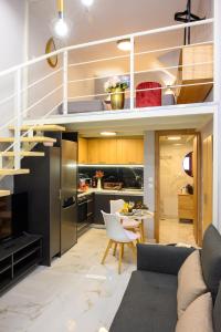 een keuken en een woonkamer met een loft bij Nicol studio for two center of Agios Nikolaos in Agios Nikolaos