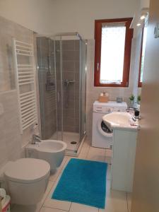 a bathroom with a toilet and a shower and a sink at Bilocale luminoso, ottima posizione, wi-fi e sky in Sondrio