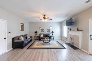 sala de estar con sofá y ventilador de techo en Charming Suburb 20 Min to ATL! en Decatur