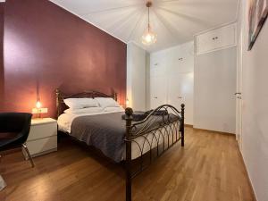 - une chambre avec un lit et un mur violet dans l'établissement Deseo Apartments, à Athènes