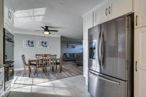 cocina y comedor con nevera de acero inoxidable en Pinellas Park Home with Pool - 8 Mi to Beach, en Pinellas Park