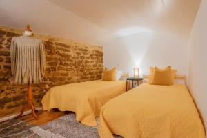 a bedroom with two beds and a wall at Albergue do Infante in Tomar