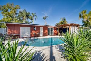 una casa con piscina frente a ella en Pinellas Park Home with Pool - 8 Mi to Beach, en Pinellas Park