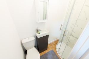 a bathroom with a toilet and a sink and a shower at Premium En-suite Double Bedrooms in Central Maidstone with Breakfast in Kent