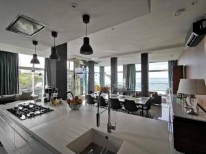 una cucina e un soggiorno con vista sull'oceano di Hill Valley Asilah - Luxury Living & Boutique Hotel a Asilah