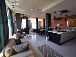 un soggiorno con divano e una cucina di Hill Valley Asilah - Luxury Living & Boutique Hotel a Asilah