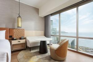 Una habitación de hotel con una cama, una mesa y una ventana. en JW Marriott Hotel Lima, en Lima