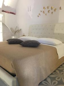 Postel nebo postele na pokoji v ubytování Nenetta Rooms & Suites Monopoli