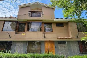 uma casa velha com janelas fechadas com tábuas em Casa elegante y con terraza em Arequipa