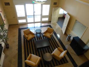 an overhead view of a lobby with chairs and a table at Extended Stay America Suites - Dallas - Plano in Plano