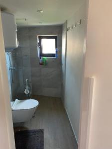 Salle de bains dans l'établissement Tivat lovely cosy studio