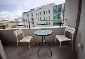 een tafel en 2 stoelen op een balkon bij Modern Living Apartments in Skopje