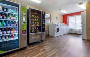Zimmer mit einem Kühlschrank und einer Waschmaschine in der Unterkunft Extended Stay America Suites - Austin - Metro in Austin