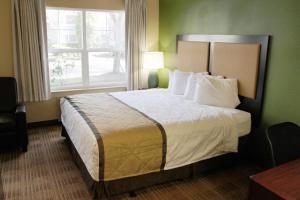 Habitación de hotel con cama grande y ventana en Extended Stay America Suites - Austin - Northwest - Research Park, en Austin