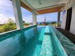 ein Infinity-Pool in einer Villa mit Aussicht in der Unterkunft Villa Pacifica in Nasugbu