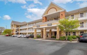 un gran edificio con coches estacionados en un estacionamiento en Extended Stay America Suites - Huntsville - US Space and Rocket Center, en Huntsville