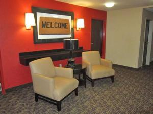 duas cadeiras e uma mesa num quarto de hotel em Extended Stay America Suites - Austin - Southwest em Austin