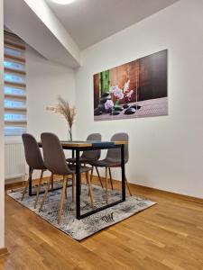 comedor con mesa y sillas en Modern Living Apartments, en Skopje