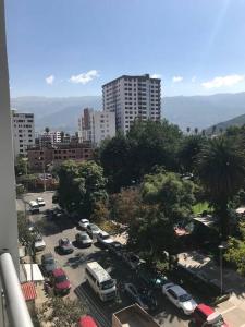 un estacionamiento con autos estacionados en una ciudad en Apartamento 1 cómodo, en Cochabamba