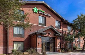 um edifício de tijolos vermelhos com um sinal de estrela em Extended Stay America Suites - San Antonio - Colonnade - Medical em San Antonio