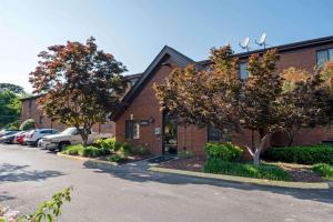 un edificio de ladrillo con coches aparcados en un aparcamiento en Extended Stay America Suites - Birmingham - Wildwood en Birmingham