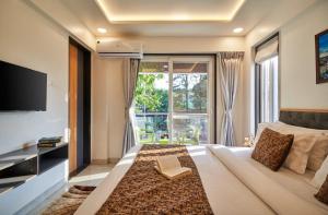 馬哈巴萊斯赫瓦爾的住宿－Drizzle Resort Mahabaleshwar，一间卧室配有一张大床,上面有书