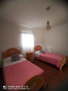 1 Schlafzimmer mit 2 Betten und einem Fenster in der Unterkunft Campo y lava in Tías