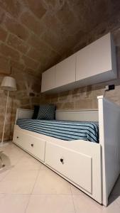 - une chambre dotée d'un lit avec un cadre blanc dans l'établissement Il Nido al Castello, à Monopoli