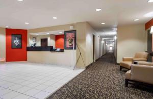 um lobby de um hospital com uma sala de espera em Extended Stay America Suites - Houston - I-10 West - CityCentre em Houston