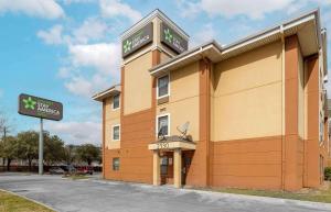 un gran edificio con un cartel delante en Extended Stay America Suites - Houston - Med Ctr - Greenway Plaza en Houston